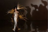 Direkt aus dem Feenwald: Ein Model trägt eine Kreation aus der Haute-Couture-Kollektion Frühjahr/Sommer 2025 von Stephane Rolland. - © Thibault Camus/AP/dpa