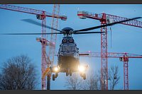 Ein Hubschrauber mit der Ministerpräsidentin von Dänemark an Bord landet am Kanzleramt. Wie ein modernes Bühnenbild wirken dabei die für die Hauptstadt so typischen Baukränen. - © Michael Kappeler/dpa