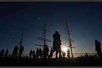 Passanten genießen das sonnige Wetter auf der Jan-Fedder-Promenade im Hamburger Hafen. - © Marcus Brandt/dpa