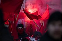 Teilnehmer zünden während der Demonstration «Luxemburg-Liebknecht-Ehrung 2025» im Gedenken an die 1919 ermordeten Rosa Luxemburg und Karl Liebknecht ein Bengalo. - © Sebastian Gollnow/dpa
