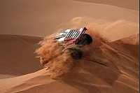 Fahrer Simon Vitse und Beifahrer Max Delfino fahren auf der siebten Etappe der Rallye Dakar mit Start und Ziel in Al Duwadimi in der Wüste über eine Düne. - © Christophe Ena/AP/dpa