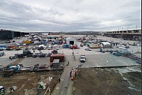 Noch belegen die Handwerker mit ihren Materialien den Platz zwischen zwei Flugsteigen. - © Lando Hass/dpa