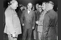 Truman (M.) verhandelt auf der Potsdamer Konferenz die europ&auml;ische Nachkriegsordnung mit. (Archivbild) - &copy; -/EPA FILE/dpa