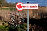 Zum Küssen: Liebende können an dieser "Kusshaltestelle" nahe der Ortschaft Bassens in der Gemeinde Wangerland für einen Kuss anhalten und ein Liebesschloss anbringen. - © Hauke-Christian Dittrich/dpa