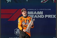 Sieger Oscar Piastri aus Australien vom Team McLaren zeigt seine Trophäe nach dem Grand Prix von Miami. - © Hasan Bratic/dpa