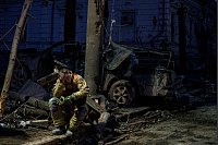 Ein Rettungshelfer ruht sich in der Nähe eines durch einen russischen Raketenangriff zerstörten Universitätsgebäudes in Sumy aus. - © Evgeniy Maloletka/AP/dpa