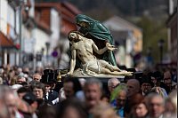 Die Passionsfigur «Die Schmerzhafte Mutter» wird bei der Palmsonntagsprozession der katholischen Gläubigen in Heiligenstadt getragen. - © Michael Reichel/dpa