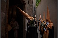 Büßer ziehen bei der Palmsonntagsprozession in der Innenstadt von Palma auf Mallorca zur Kirche. - © Clara Margais/dpa