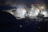 Die Brücke der Autobahn 100 über die Ringbahn wird in Berlin abgerissen. - © Sebastian Gollnow/dpa