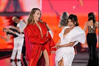 Cara Delevingne und Eva Longoria tragen in Paris Kleider aus der neuen Frühjahrs- und Sommerkollektion 2025 von L’Oreal. - © Aurelien Morissard/AP