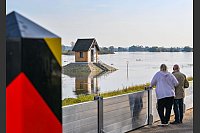 In der Nähe des Pegelhauses in Ratzdorf in Brandenburg, wo die Flüsse Neiße und Oder zusammenfließen, wurde eine mobile Mauer gegen Hochwasser aufgebaut - © Patrick Pleul/dpa
