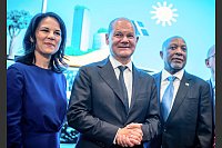 Bundeskanzler Olaf Scholz, Außenministerin Annalena Baerbock und der Präsident von Namibia, Nangolo Mbumba, treffen sich in New York zu einem Empfang, bevor die große UN-Versammlung beginnt. - © Michael Kappeler/dpa