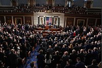 US-Vizepräsidentin Kamala Harris schüttelt dem Sprecher des Repräsentantenhauses, Mike Johnson, die Hand, nachdem bei einer gemeinsamen Sitzung des Kongresses der Sieg von DonaldTrump bei der Präsidentenwahl offiziell bestätigt wurde. - © Matt Rourke/AP/dpa