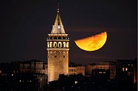 Ein Halbmond geht neben dem Galata-Turm in Istanbul unter. - © Emrah Gurel/AP/dpa