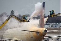 Ein Flugzeug der Delta Air Lines wird vor dem Start auf dem Detroit Metropolitan Wayne County Airport enteist. - © Charlie Riedel/AP/dpa