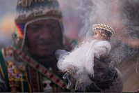 Ein indigener spiritueller Führer der Aymara segnet eine Statue des Jesuskindes mit Weihrauch nach einem Dreikönigsgottesdienst in einer katholischen Kirche in Bolivien. - © Juan Karita/AP/dpa