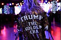 Eine Person trägt eine Jacke mit der Aufschrift «Trump The Golden Era» beim Liberty Ball in Washington. - © Julia Demaree Nikhinson/AP/dpa