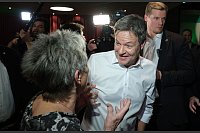 Robert Habeck spricht bei einer Wahlkampfveranstaltung in Leipzig mit einer Besucherin. - © Sebastian Willnow/dpa