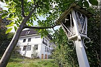 Wird zwangsversteigert: Das frühere Hotel Römerhof am Maiweg in Hiddesen, von dem man früher einen schönen Blick in Richtung Detmold hatte. - © Foto: Preuss