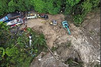 Erdrutsche hatten zahlreiche Menschen verschüttet. - © Binsar Bakkara/AP/dpa