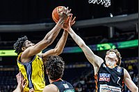 Albas David McCormack (l) springt zum Ball gegen Tobias Jensen von ratiopharm Ulm. - © Andreas Gora/dpa