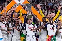 Tottenhams Son Heung-min hält den Pokal nach dem Sieg im Europa-League-Finale und jubelt mit seiner Mannschaft. - © Bernat Armangue/AP/dpa