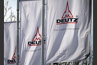 Deutz-Fahnen im Wind - auch diese Firma würde gern mehr Geschäft machen mit der Rüstungsbranche. - © Henning Kaiser/dpa