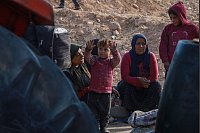 Ein kleiner Junge steht inmitten seiner Familie in einem Lager für Vertriebene in der Stadt Tabqa im Gouvernement Raqqa im Norden Syriens. - © Hogir El Abdo/AP/dpa