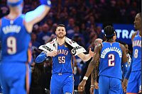 Isaiah Hartenstein (55) von Oklahoma City Thunder jubelt in der ersten Hälfte eines Spiels gegen die Denver Nuggets. - © Kyle Phillips/AP/dpa