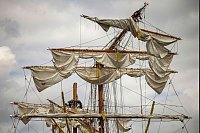 Besatzungsmitglieder arbeiten am Mast der Cuauhtémoc, einem Schulschiff der mexikanischen Marine, nachdem es mit der Brooklyn Bridge kollidiert war. - © Yuki Iwamura/FR171758 AP/AP/dpa