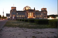 Regierungswechsel in Deutschland: Sicht auf den Bundestag am frühen Morgen. - © Paul Zinken/dpa