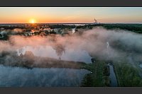 Frost in Südbrandenburg: Nebel liegt bei Sonnenaufgang über dem Renaturierungsgebiet Spreeaue bei Cottbus. - © Frank Hammerschmidt/dpa