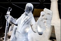 Auch Musiklegende Elvis Presley gibt es als Eisskulptur. - © Christoph Reichwein/dpa