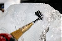 Mit kleinen und großen Werkzeugen bearbeiten rund 35 internationale Künstler die Eisblöcke. - © Christoph Reichwein/dpa