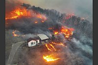 Häuser brennen in einem Dorf in Uiseong in der Provinz Nord-Gyeongsang im Südosten Südkoreas nachdem sie von einem Waldbrand verschlungen wurden. - © -/Yonhap/dpa