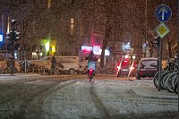 Ein Lieferdienstfahrer fährt auf einer verschneiten Straße in der Innenstadt von Köln. - © Henning Kaiser/dpa