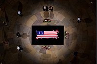 Der designierte US-Präsident Donald Trump und seine Frau Melania Trump stehen vor dem mit einer Flagge drapierten Sarg des verstorbenen ehemaligen Präsidenten Jimmy Carter im US-Kapitol. - © Andrew Harnik/Pool Getty Images North America/AP/dpa