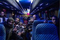 Menschen, die während des Bürgerkrieges in Syrien vertrieben wurden, kehren in Damaskus mit dem Bus nach Hause zurück. - © Mosa'ab Elshamy/AP/dpa