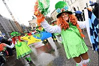 St. Patrick's Day Parade in München: Teilnehmer der St. Patrick's Day Parade ziehen anlässlich des irischen Nationalfeiertags über die Leopoldstraße. - © Felix Hörhager/dpa