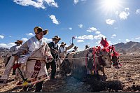 Frühjahrsanbau-Zeremonie in China: Bauern nehmen an einer Zeremonie zum Beginn der Frühjahrslandwirtschaft in der Gemeinde Codoi im Kreis Lhunzhub in Lhasa im südwestchinesischen Autonomen Gebiet Xizang teil. - © Tenzin Nyida/XinHua/dpa
