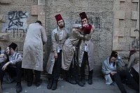 Purimfest - Israel: Ultra-orthodoxe jüdische Männer feiern das jüdische Purim-Fest in Mea Shearim. - © Ohad Zwigenberg/AP/dpa