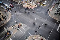 Alles auf Bunt: Die "Rundum-Grün-Kreuzung» am Checkpoint Charlie in der Hauptstadt. Aus der grünen Opposition in Berlin kommt jetzt der Vorschlag, die Zebrastreifen in den Pride-Farben zu gestalten. - © Christoph Soeder/dpa