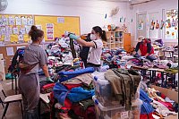 Hilfe und Spenden für die Flutopfer: Helfer sortieren Kleidung für die von den Überschwemmungen betroffenen Menschen in einer Schule im spanischen Valencia. - © Alberto Saiz/AP/dpa
