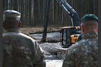 Soldaten der 1. gepanzerten Kampfbrigade der 3. Infanteriedivision der US-Armee besprechen zusammen mit litauischen Armee- und Rettungsdienstmitarbeitern ihren Plan zur Bergung eines Panzers in der Nähe eines Truppenübungsplatzes bei Pabadre. In Litauen dauert die Suche nach vier vermissten US-Soldaten und die Bergung ihres metertief im Schlamm versunkenen Militärfahrzeugs weiter an. - © Christopher Saunders/U.S. Army/AP/dpa