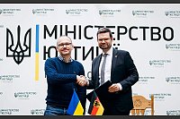 Marco Buschmann (r, FDP), Bundesminister der Justiz, und Deniys Maljuska, sein ukrainischer Amtskollege, reichen sich im ukrainischen Justizministerium bei der Unterzeichnung eines Arbeitsprogramms zur Zusammenarbeit im Justizbereich die H&auml;nde. - &copy; Felix Zahn/Photothek.Net/Bundesministerium der Justiz/dpa
