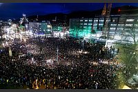 Menschen stehen während einer Demonstration gegen die Migrationspolitik der Union auf dem Platz der Alten Synagoge in Freiburg. Viele Tausende haben bundesweit gegen einen Rechtsruck im Land demonstriert. - © Philipp von Ditfurth/dpa