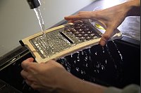 Schritt 1: Die Lebensmittelreste mit klarem Wasser entfernen. - © Christin Klose/dpa-tmn