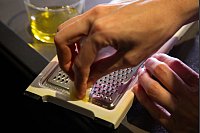 Schritt 2: Mit einem Tuch etwas Olivenöl auf den verfärbten Stellen verreiben. - © Christin Klose/dpa-tmn