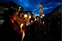 Menschen halten Kerzen in Srinagar, im indisch kontrollierten Kaschmir, einen Tag nach einem Anschlag, bei dem auch viele Touristen getötet wurden. - © Mukhtar Khan/AP/dpa