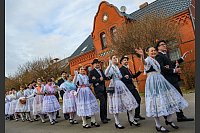 Paare in traditioneller wendischer Festtagstracht nehmen an der Fastnacht im Spreewald teil. - © Patrick Pleul/dpa